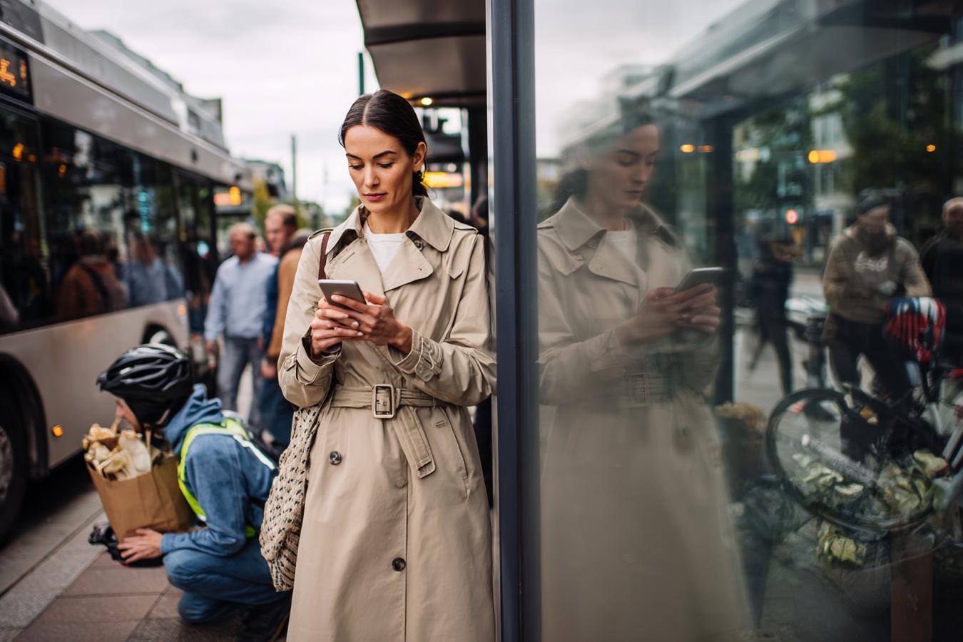 mobile commerce growth trends shopping online 2023.jpg
